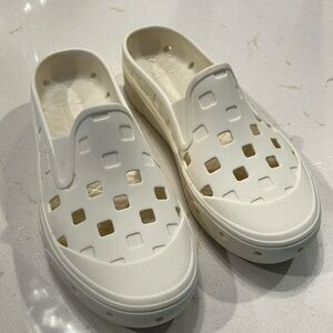 MTE Slip-On Mule TRK Sandal 6.5 womens marshmallow cream white